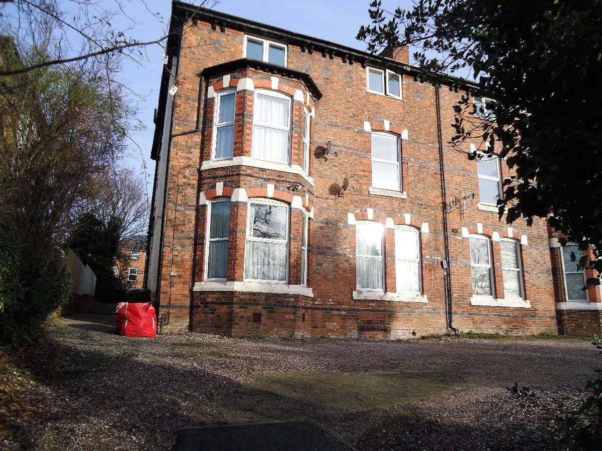 Flat Old Chester Road in Bebington