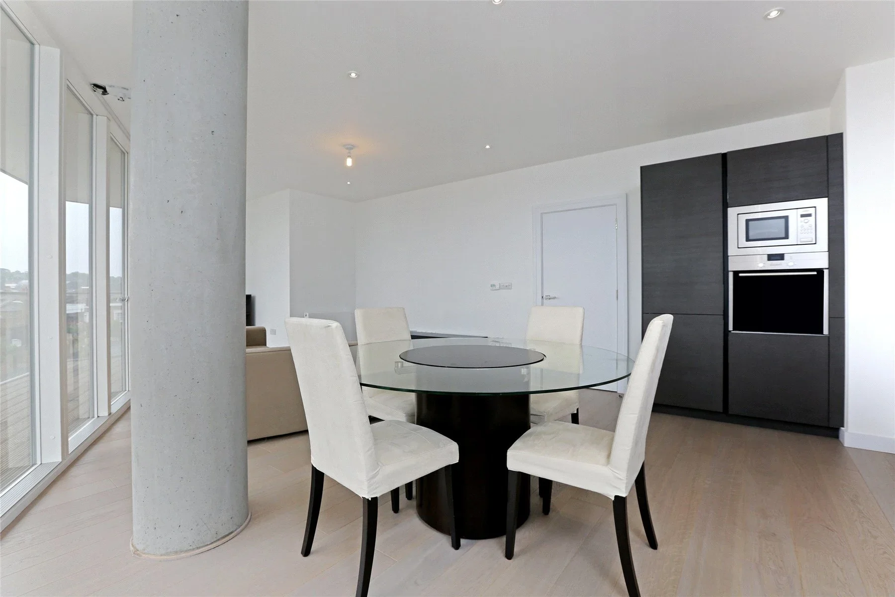 Flat Banning Street in Greater London