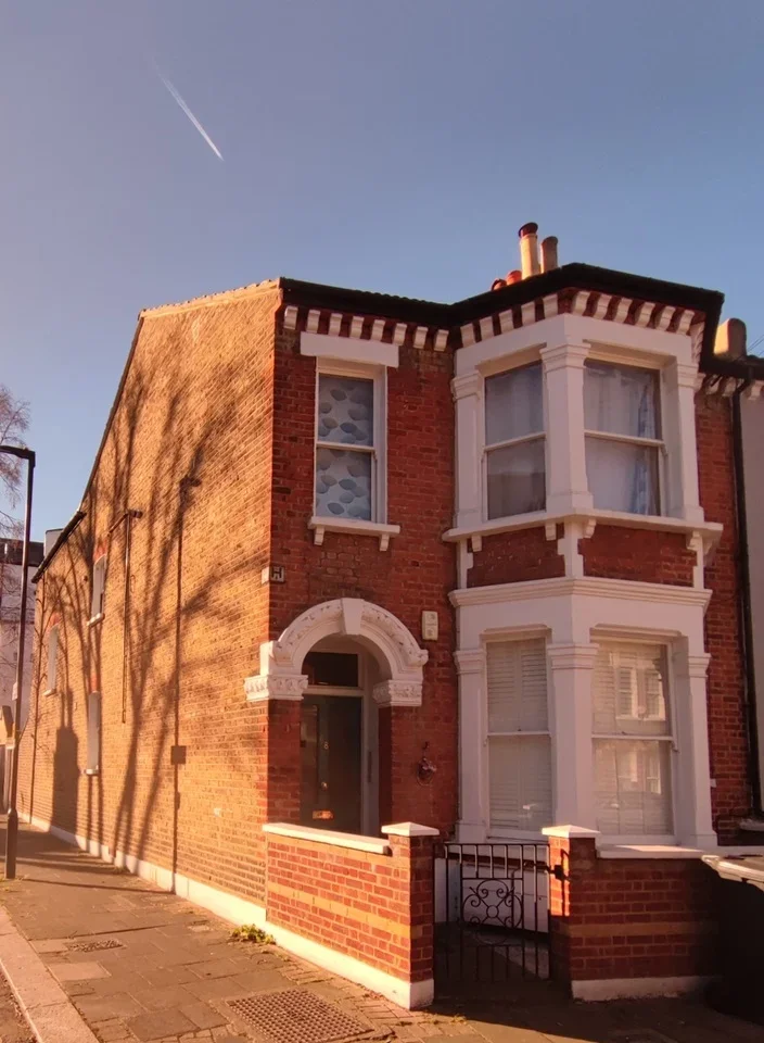 Flat Reed Place in Greater London