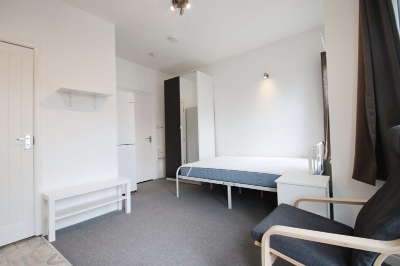 Room Vaughan Road in Greater London