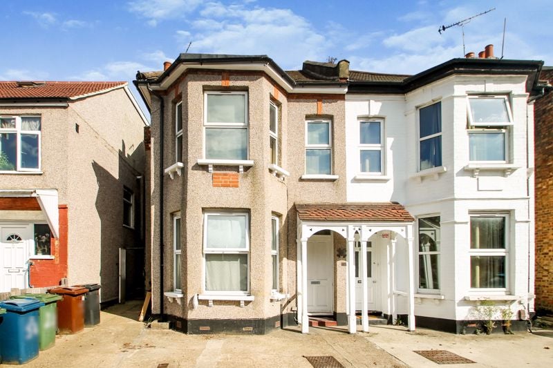 Flat Vaughan Road in Greater London