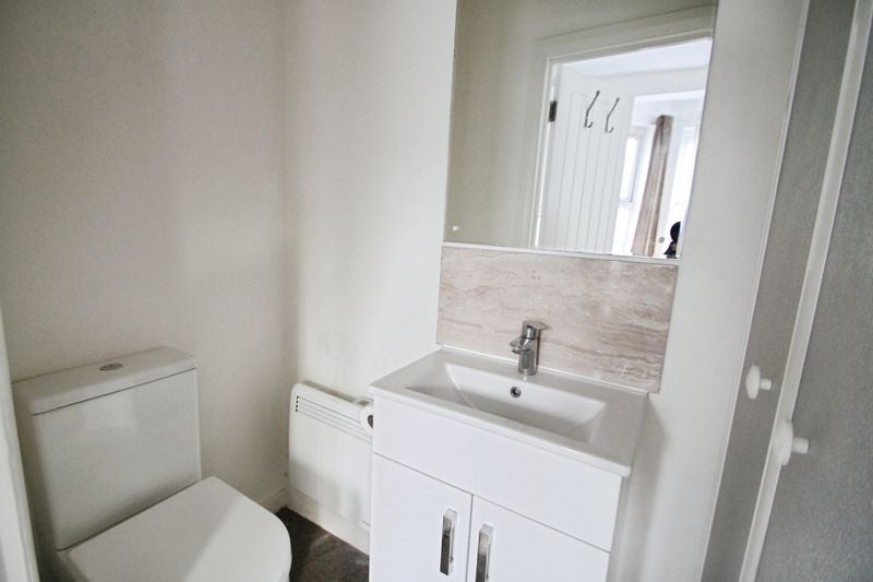 Room Vaughan Road in Greater London