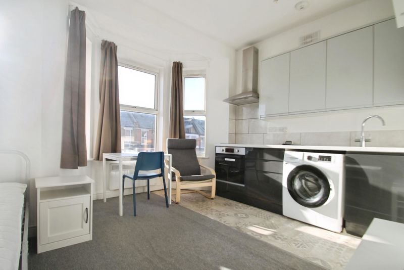 Room Vaughan Road in Greater London