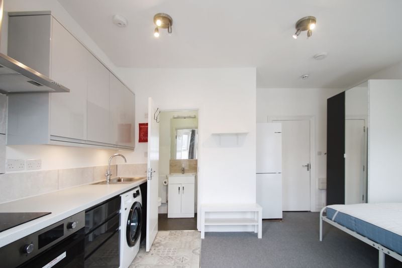Room Vaughan Road in Greater London