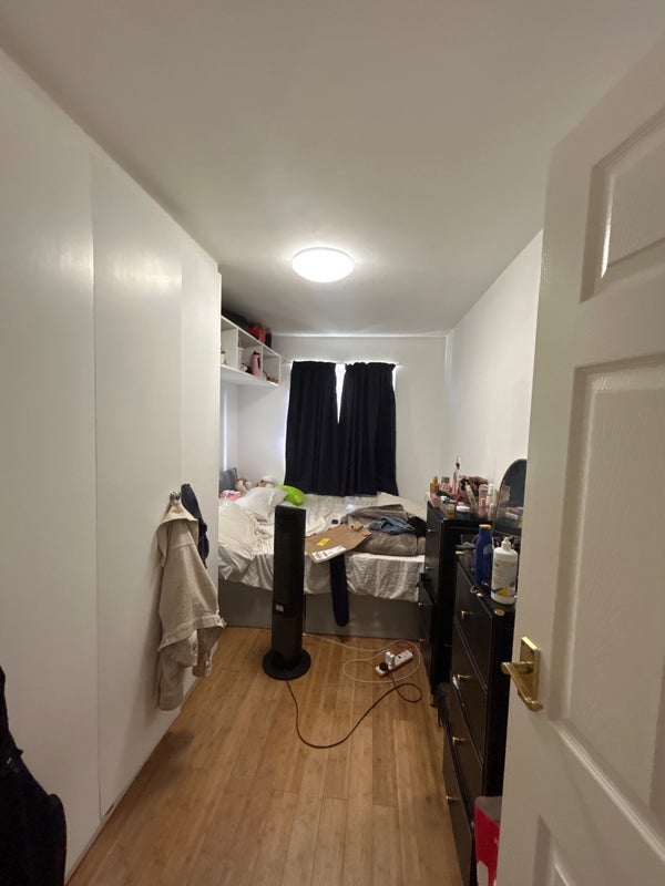 Room Forty Avenue in Greater London