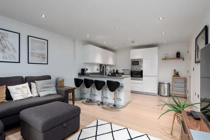 Flat Fairfield Road in Greater London