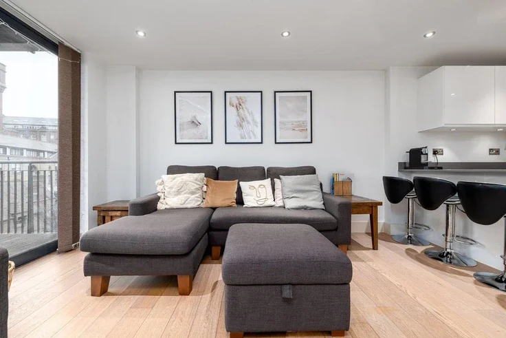 Flat Fairfield Road in Greater London