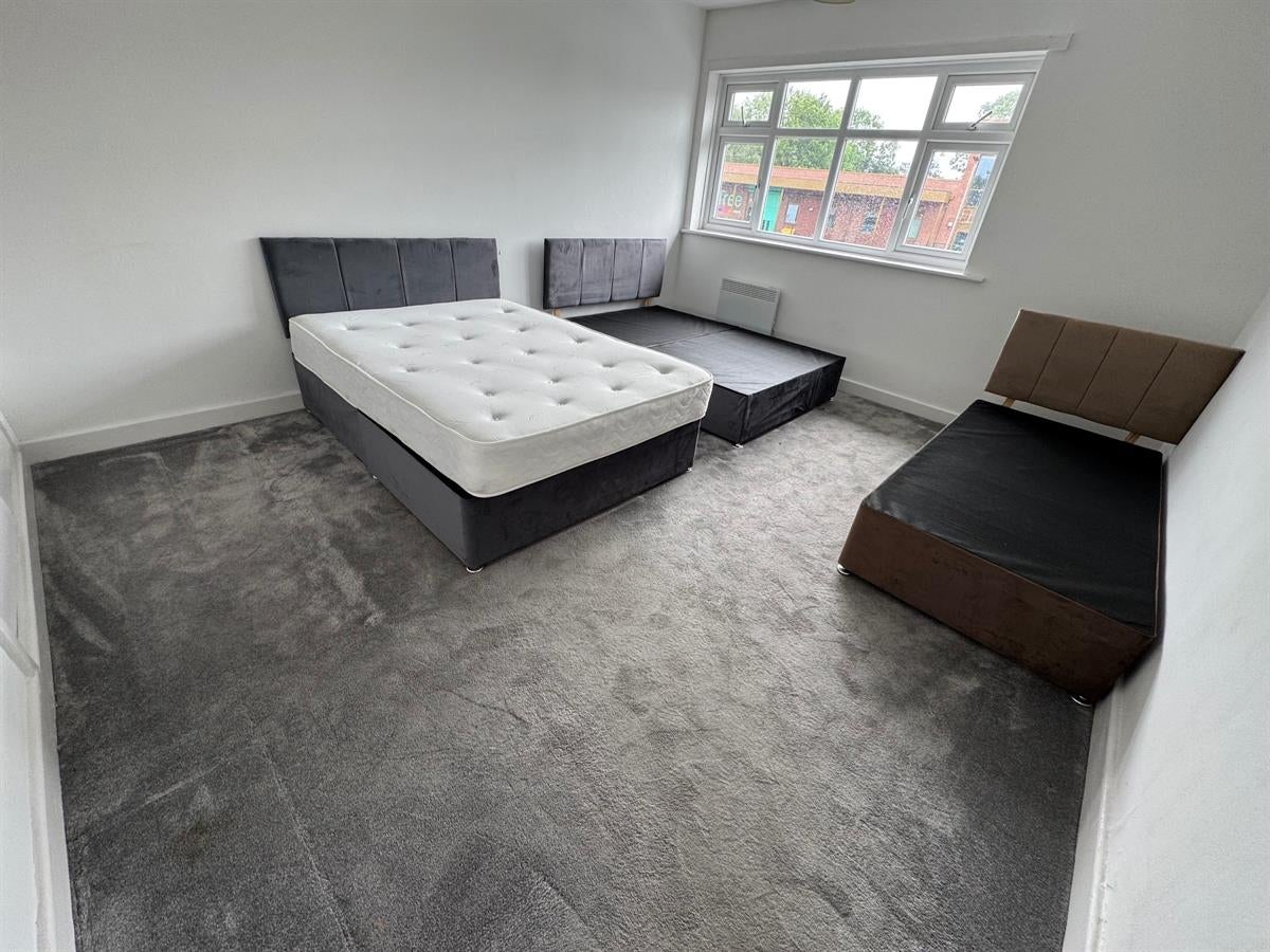 Flat Worcester Road in Cheadle Hulme