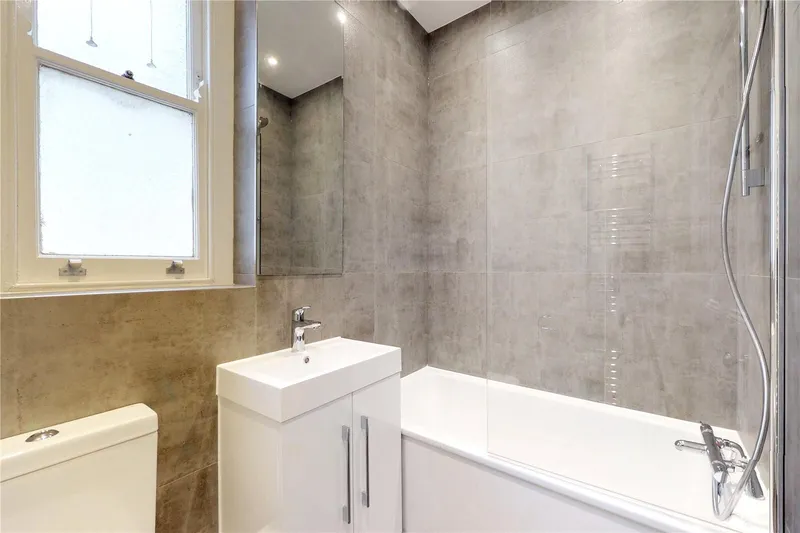 Flat Plumbers Row in Greater London