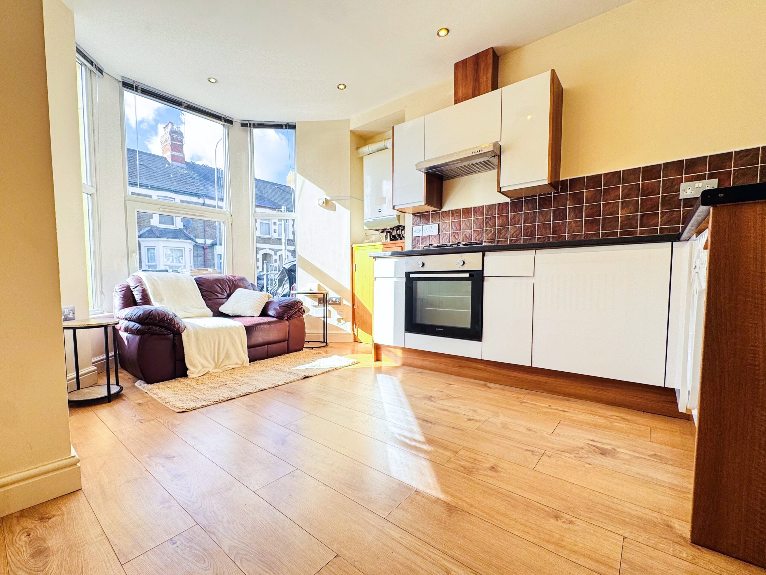 Flat Mackintosh Place in Cardiff