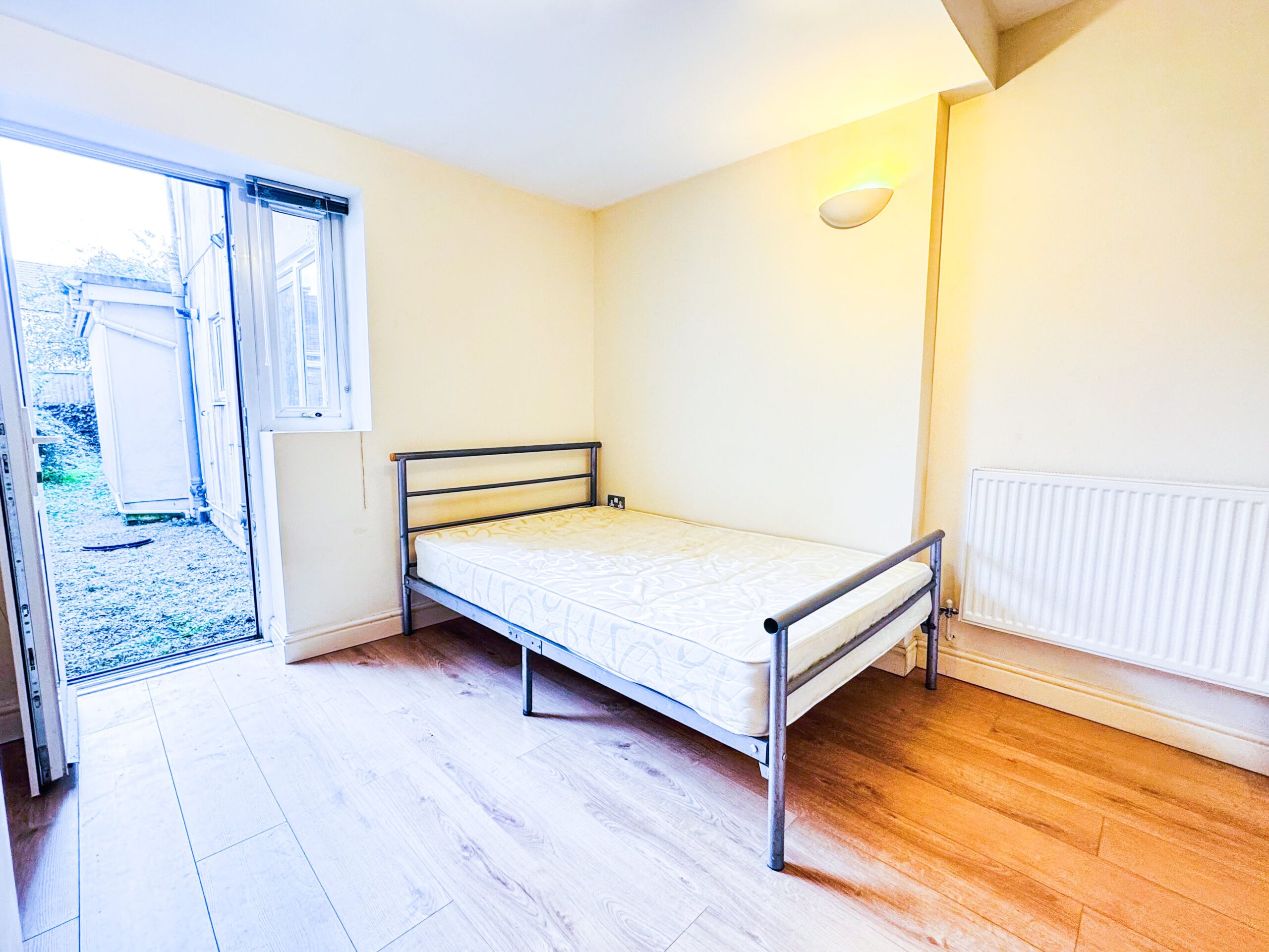 Flat Mackintosh Place in Cardiff
