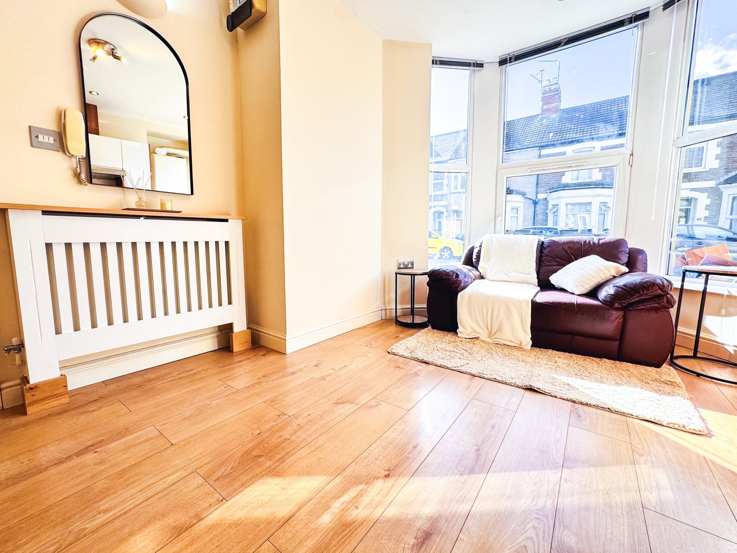 Flat Mackintosh Place in Cardiff