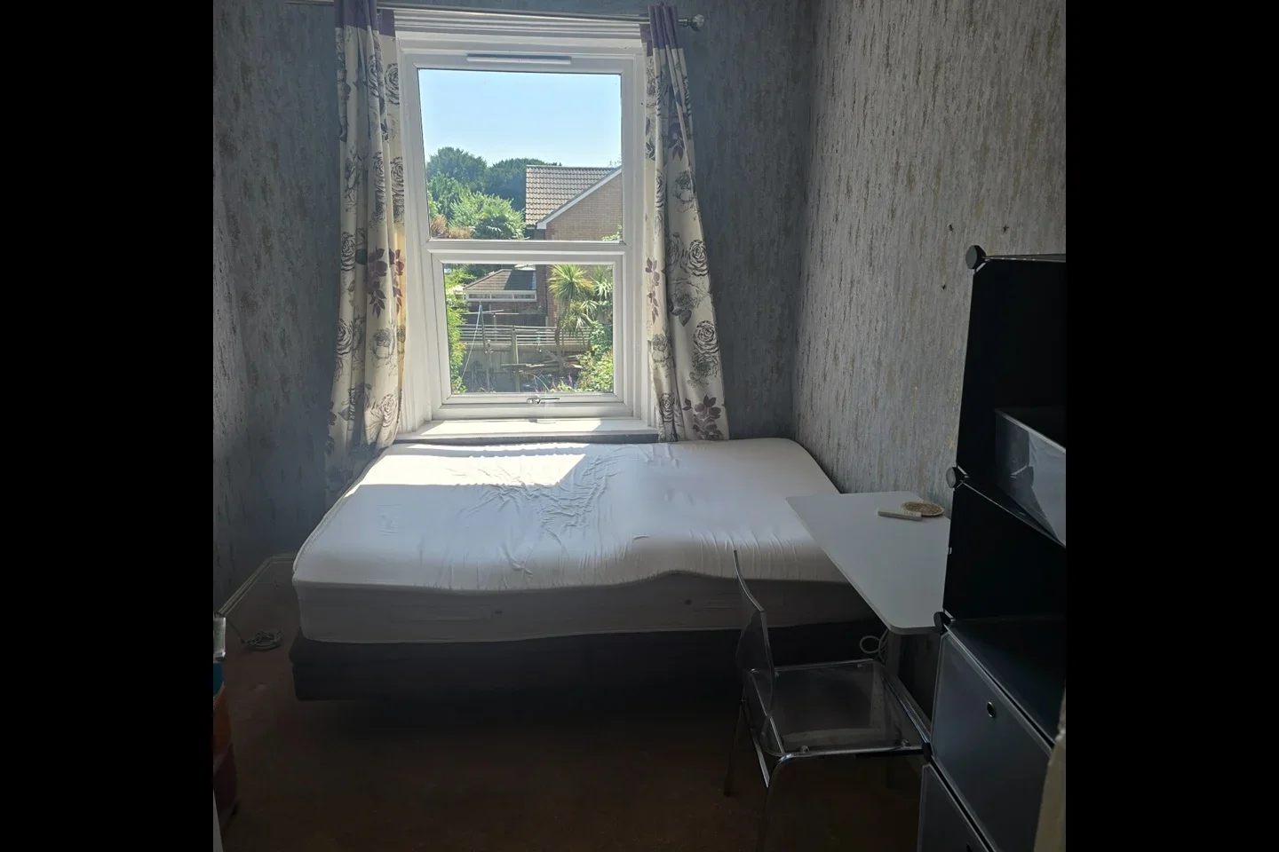 Room Leesland Road in Gosport