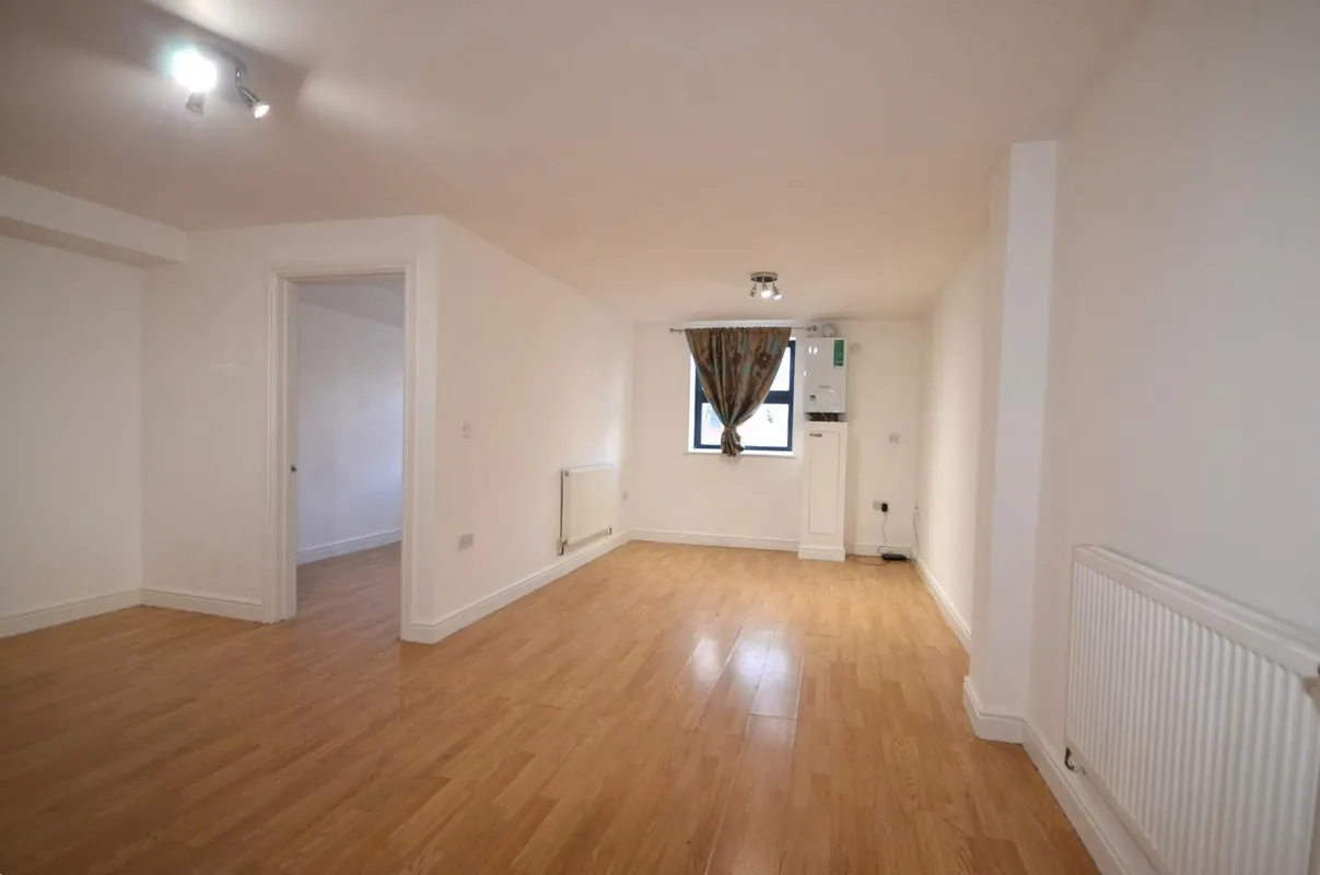 Flat Waldrons Yard in Greater London