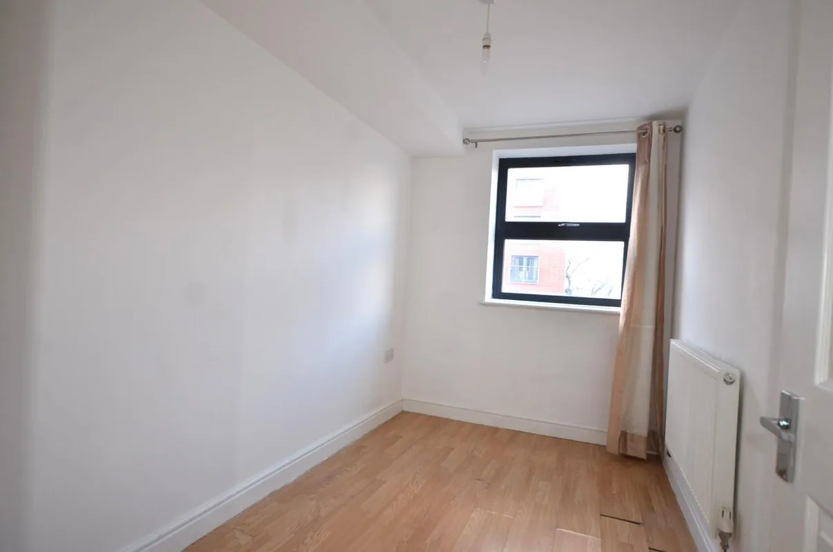 Flat Waldrons Yard in Greater London