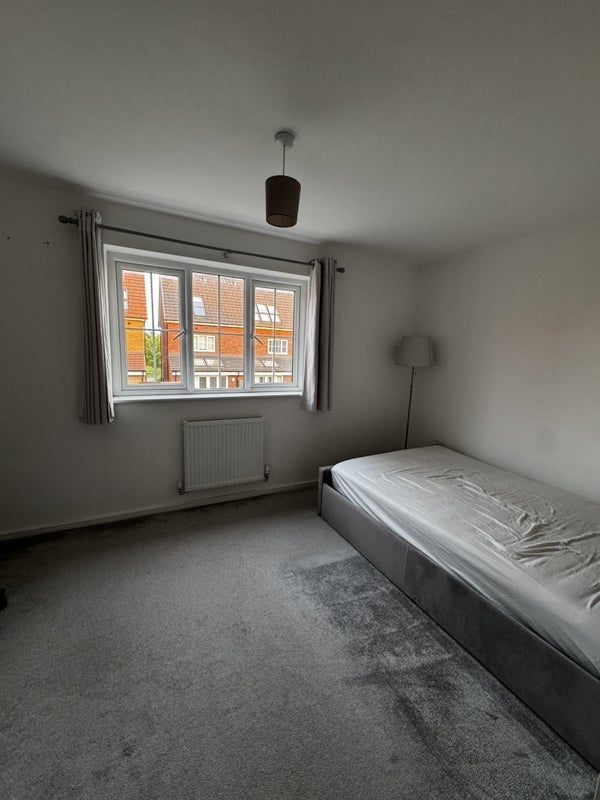 Room Grantham Crescent in Salford