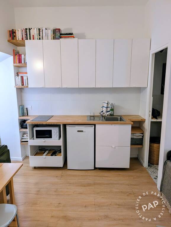 Flat Place Charles Dullin in Paris