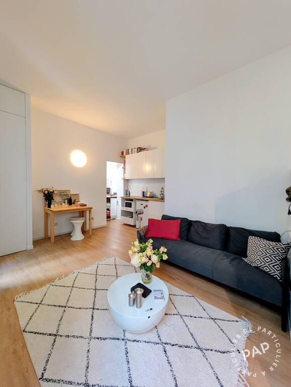 Flat Place Charles Dullin in Paris