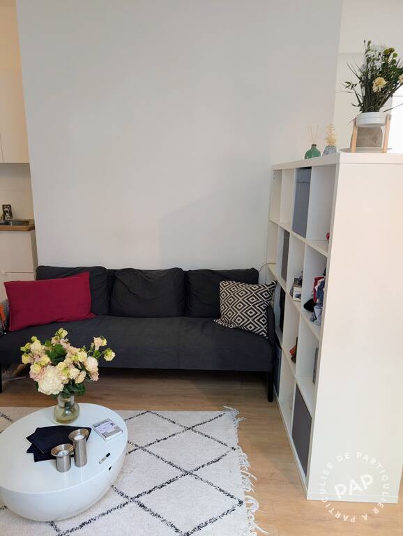Flat Place Charles Dullin in Paris
