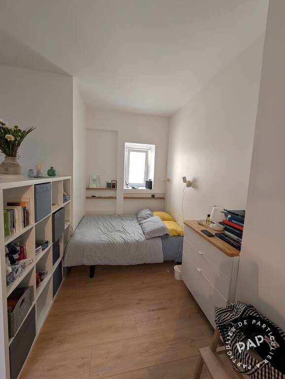 Flat Place Charles Dullin in Paris