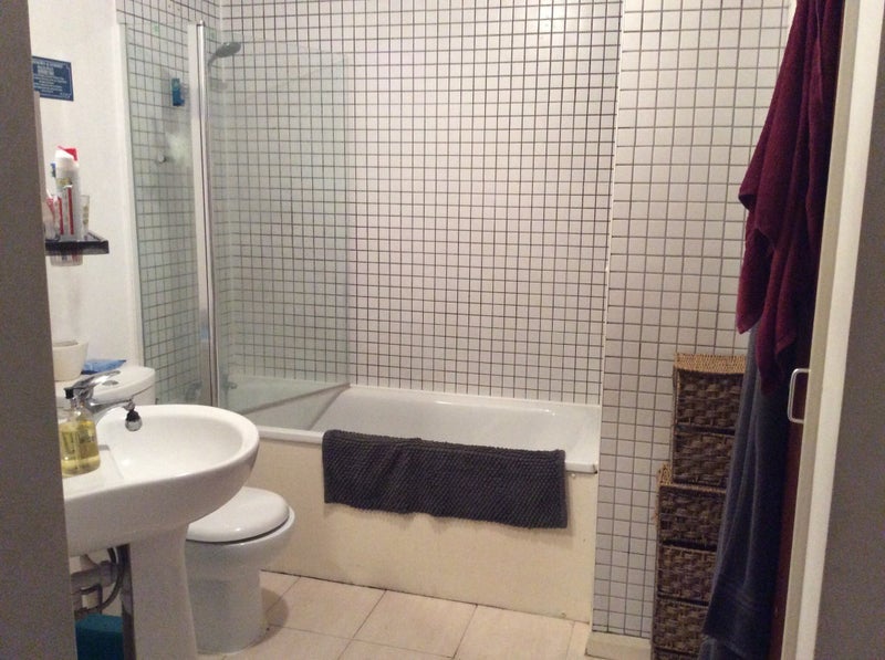 Room Garter Way in Greater London