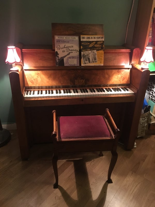 Room Garter Way in Greater London