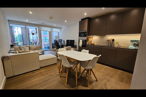 Flat Sayer Street in London Borough of Southwark