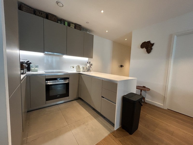 Flat Elvin Gardens in London