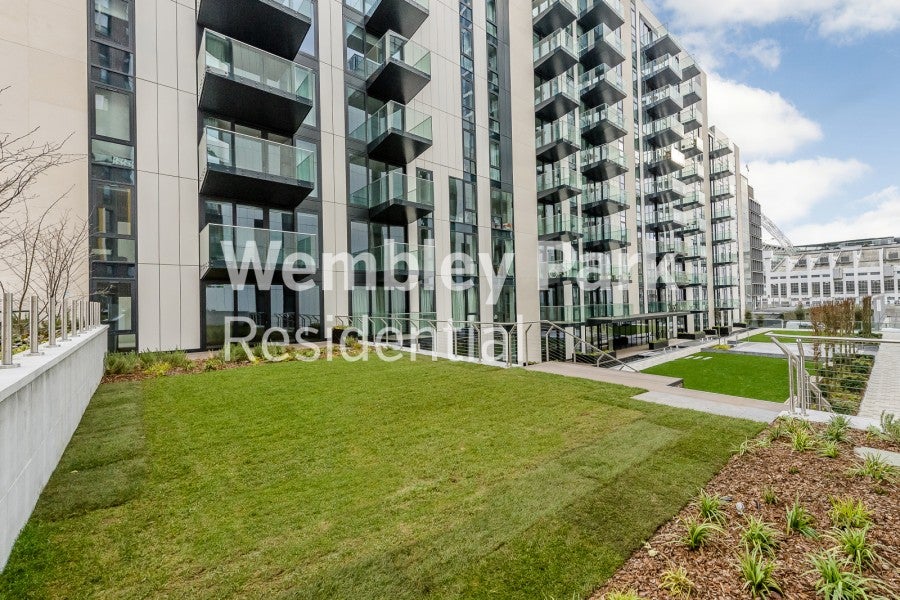 Flat Elvin Gardens in London