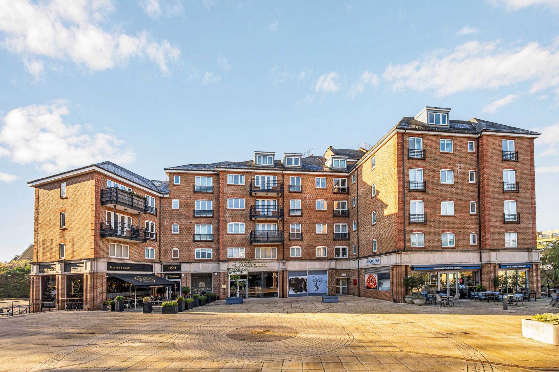 Flat Brentford High Street in Greater London