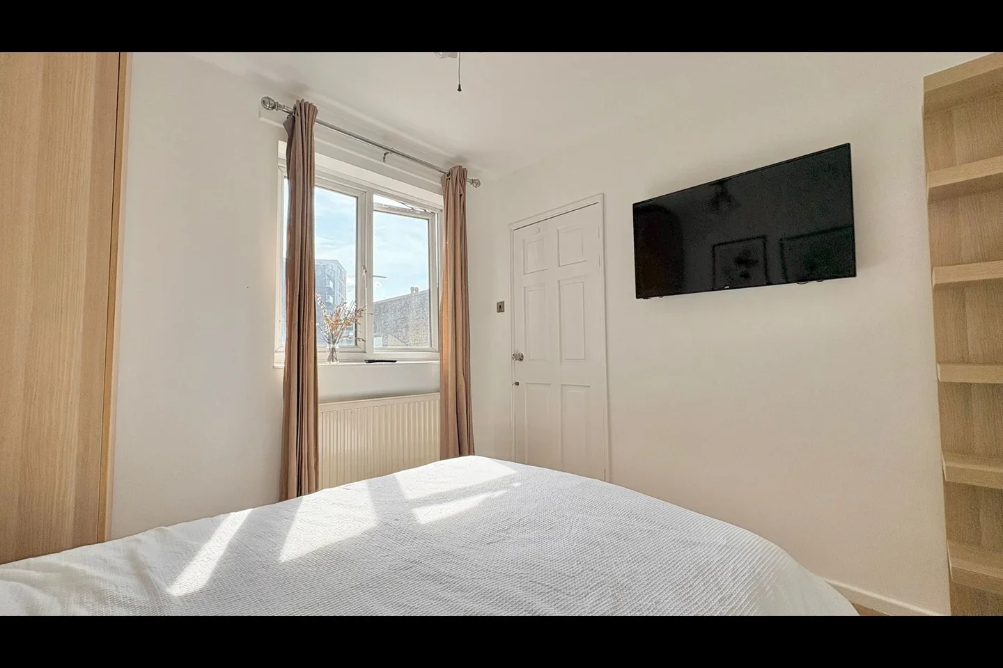 Room Salmon Lane in Greater London