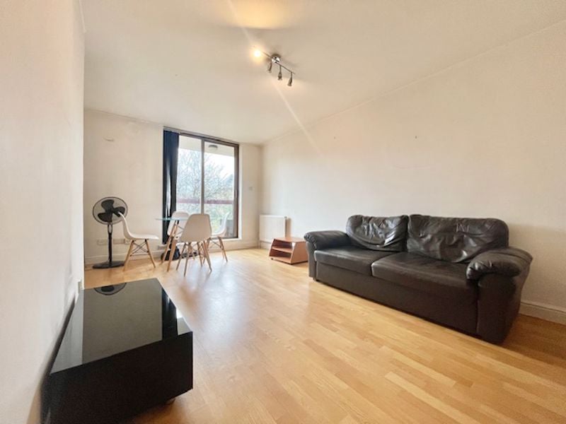 Flat Asher Way in Greater London