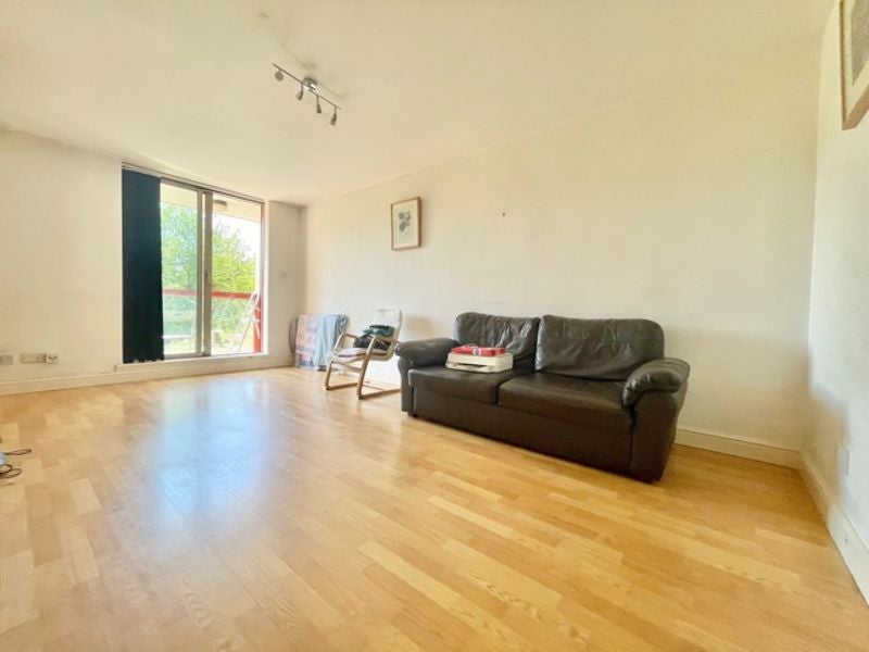 Flat Asher Way in Greater London
