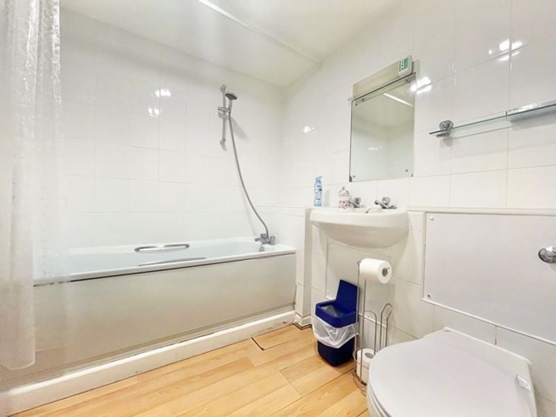 Flat Asher Way in Greater London