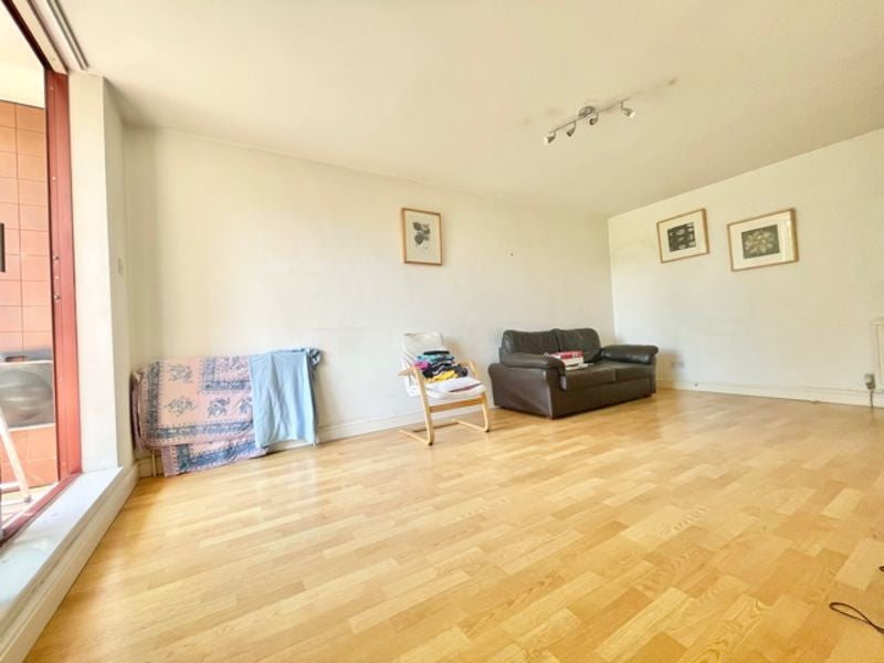 Flat Asher Way in Greater London