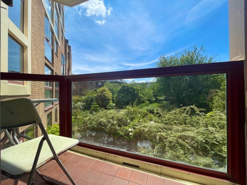 Flat Asher Way in Greater London