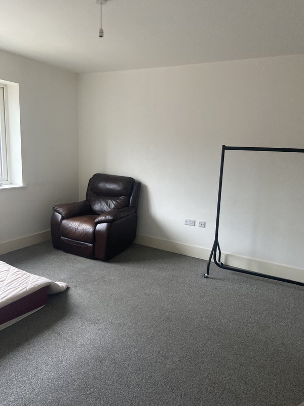 Room Brook Hill Close in Greater London