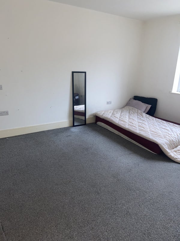 Room Brook Hill Close in Greater London