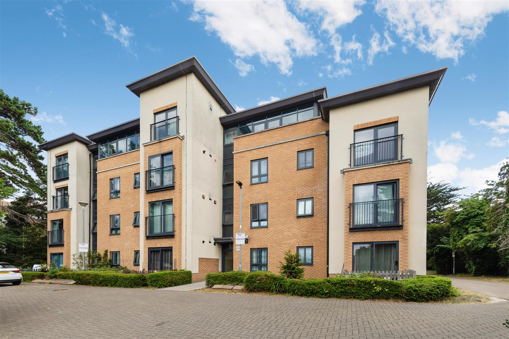 Flat Pampisford Road in London