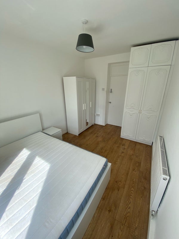Flat Scott Lidgett Crescent in Greater London