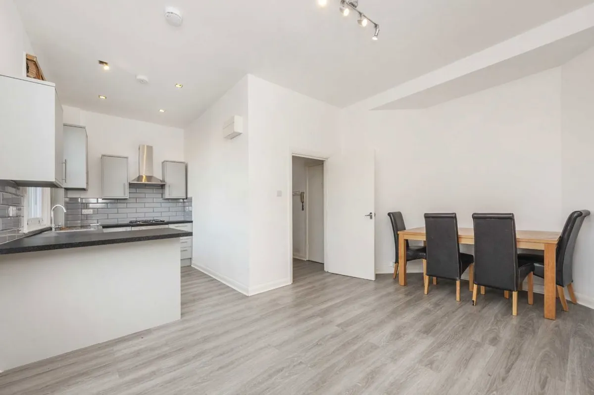 Flat Lewin Road in Greater London