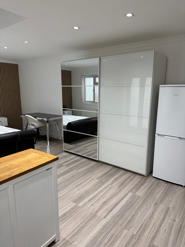 Flat Disraeli Road in Greater London