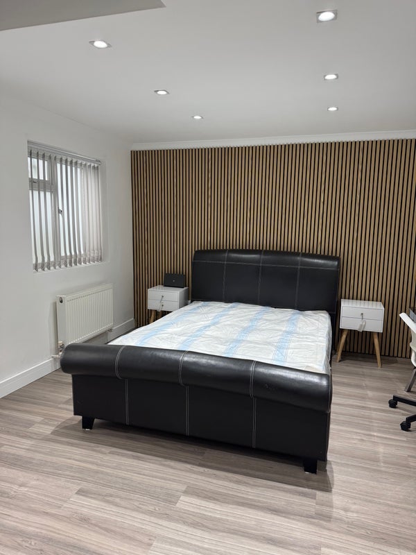 Flat Disraeli Road in Greater London