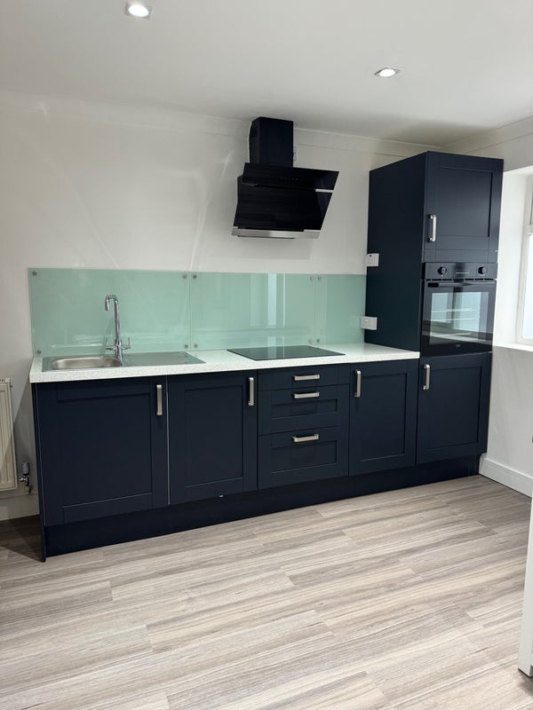 Flat Disraeli Road in Greater London