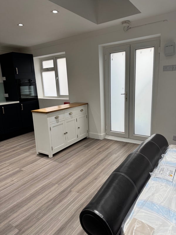 Flat Disraeli Road in Greater London