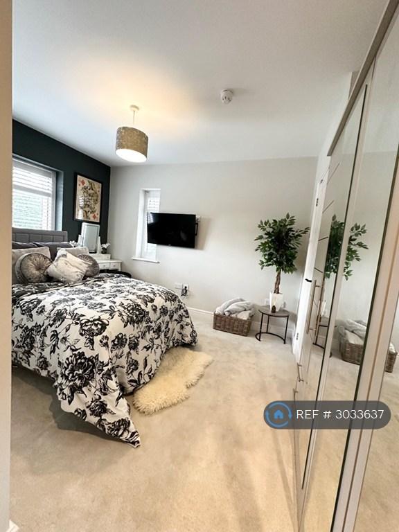 Room Grove Park Road in Greater London