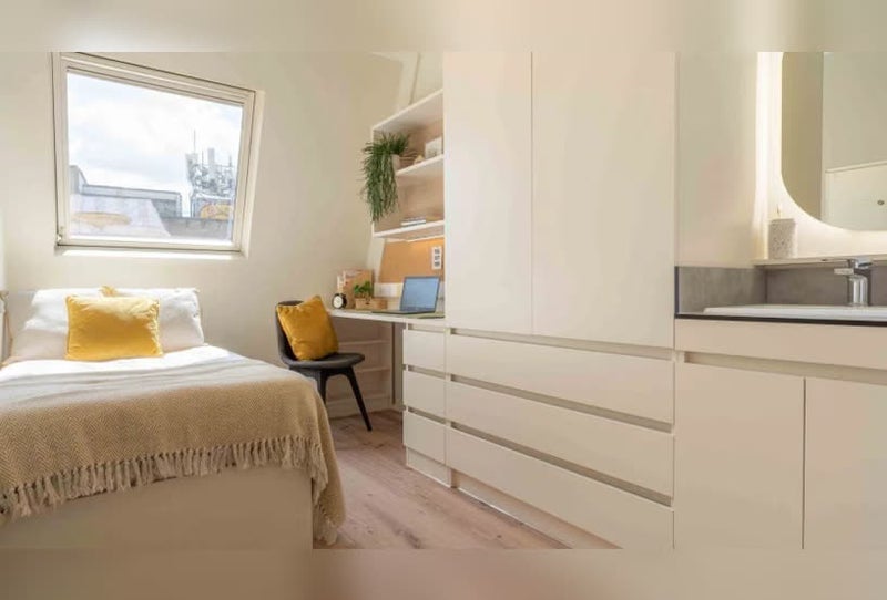 Room Holloway Road in Greater London