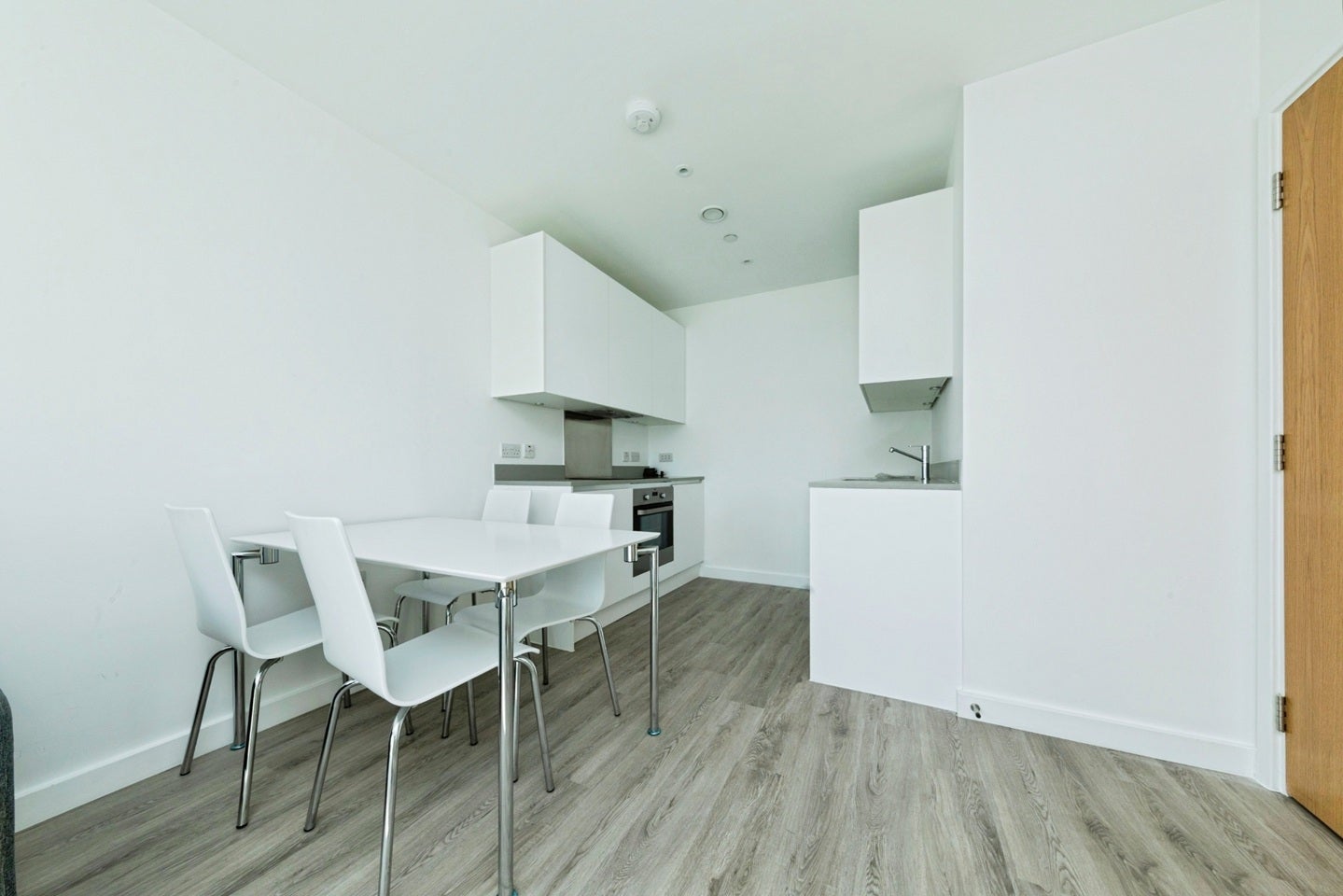Flat Addiscombe Grove in Greater London
