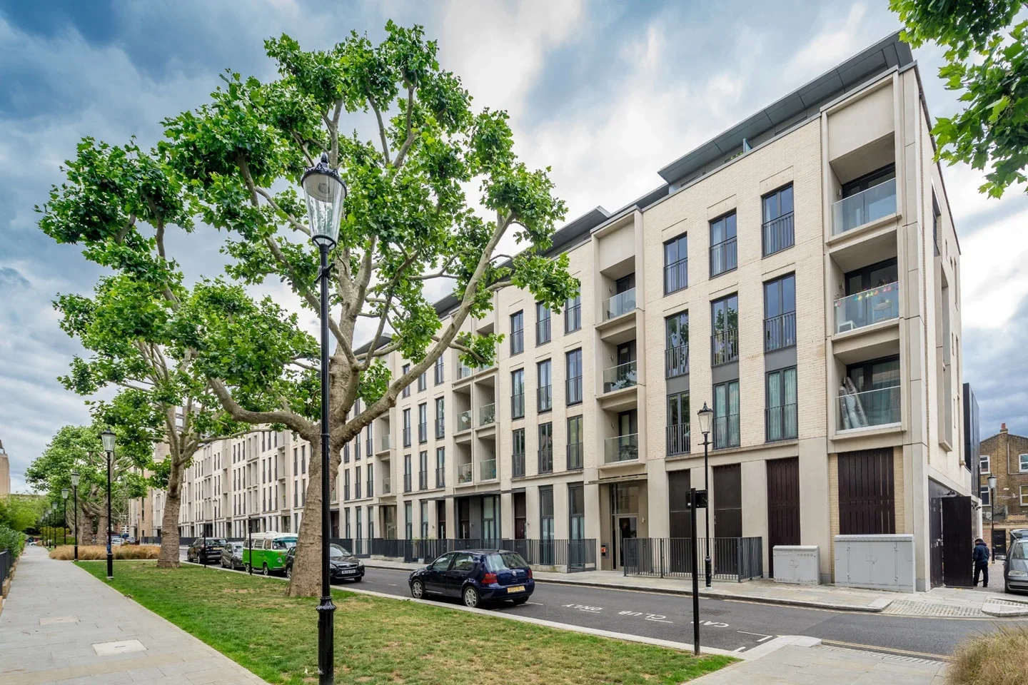 Flat Bonchurch Road in Greater London