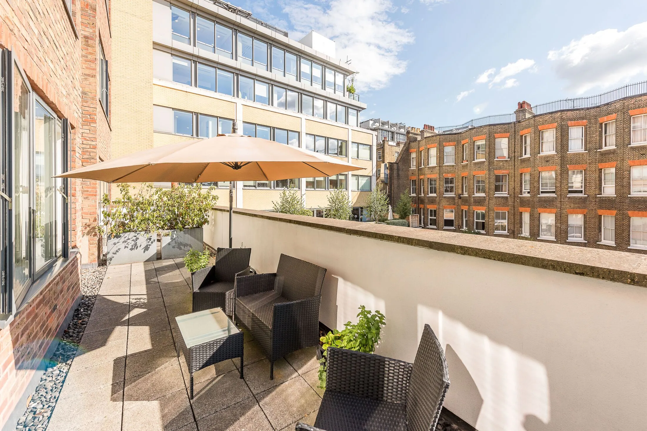 Flat Young Street in Greater London